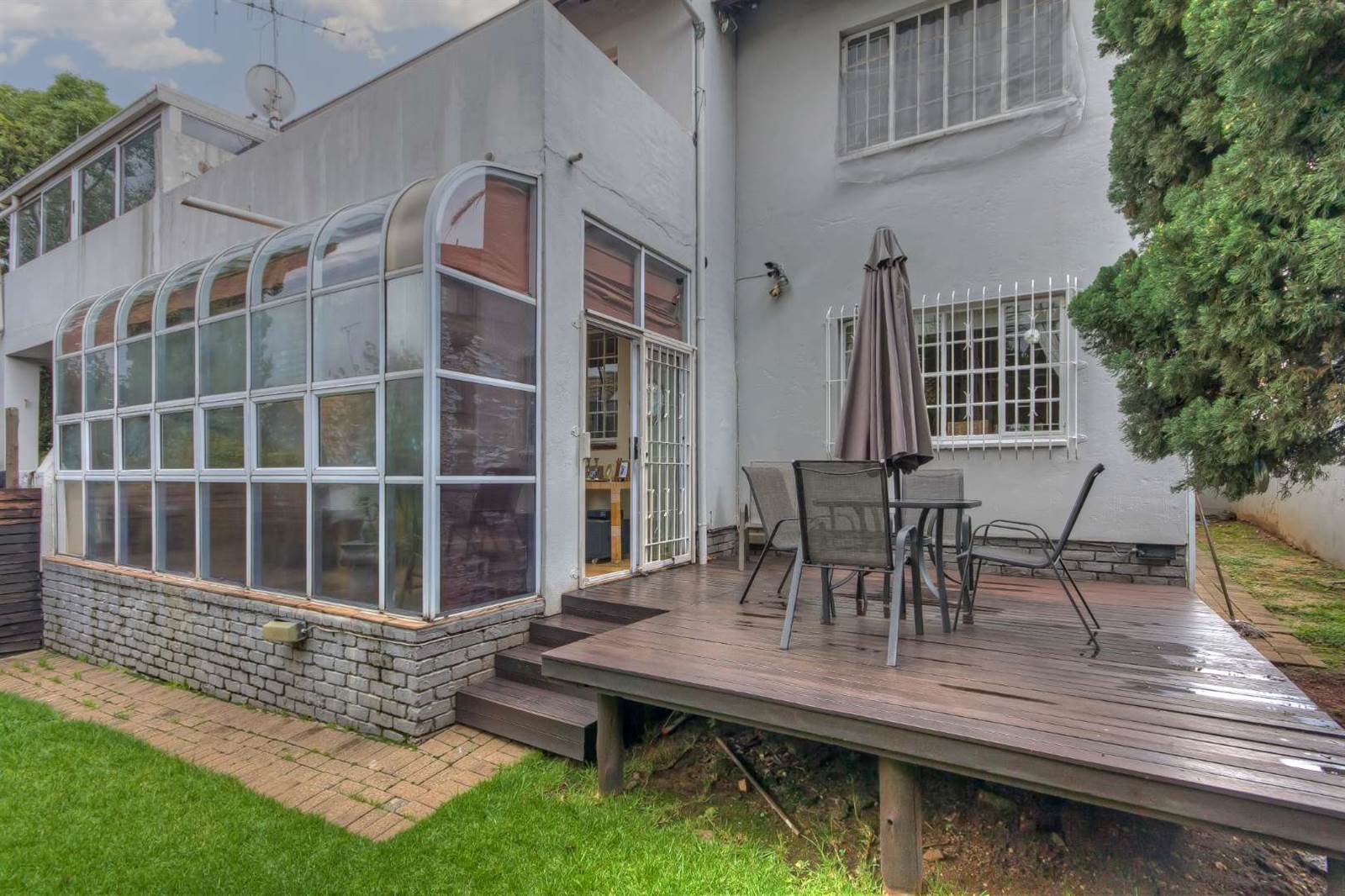 2 Bed Townhouse in Corlett Gardens photo number 6