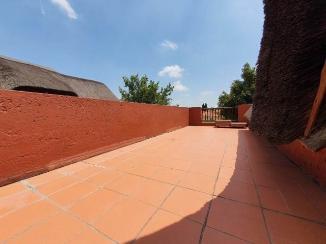2 Bed Apartment in Sunninghill photo number 26