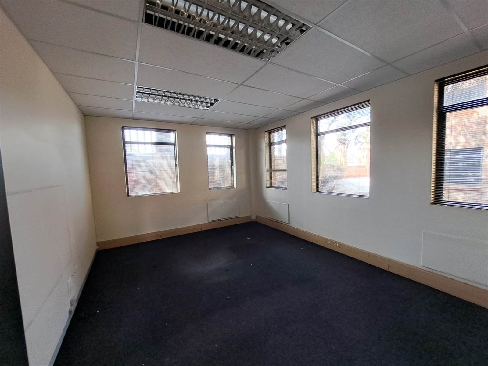 160  m² Office Space in Die Hoewes photo number 5