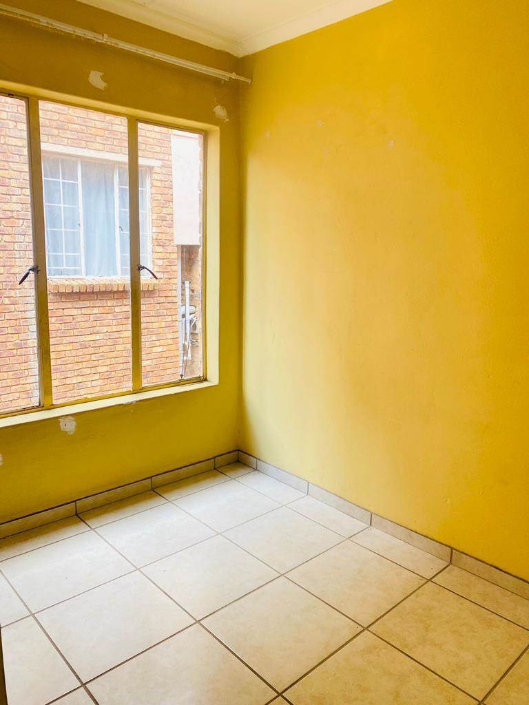 2 Bed Apartment in Kempton Park Central photo number 5