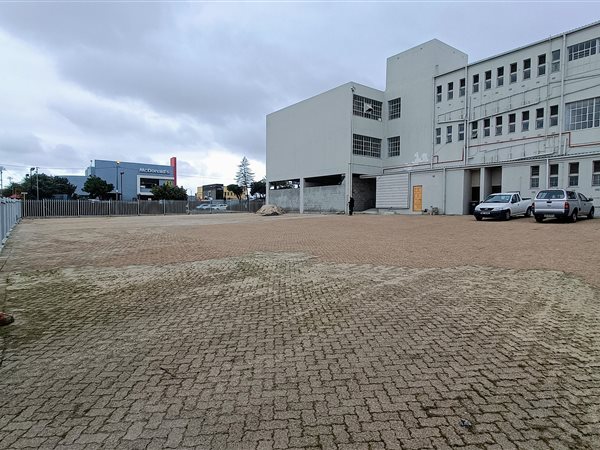 950  m² Commercial space