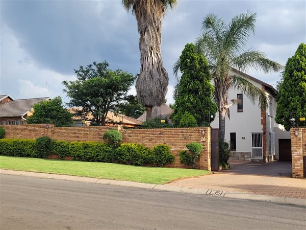 4 Bed House in Roodepoort West