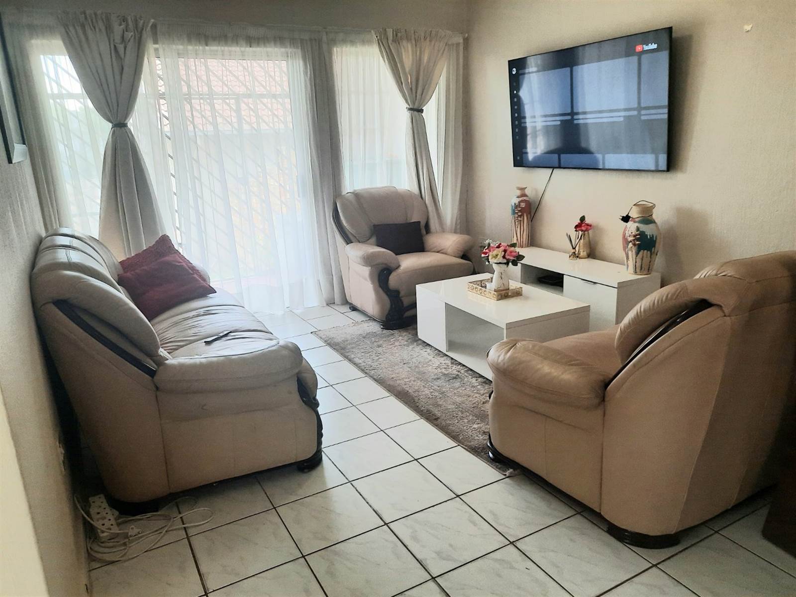 2 Bed Apartment in Garsfontein photo number 4