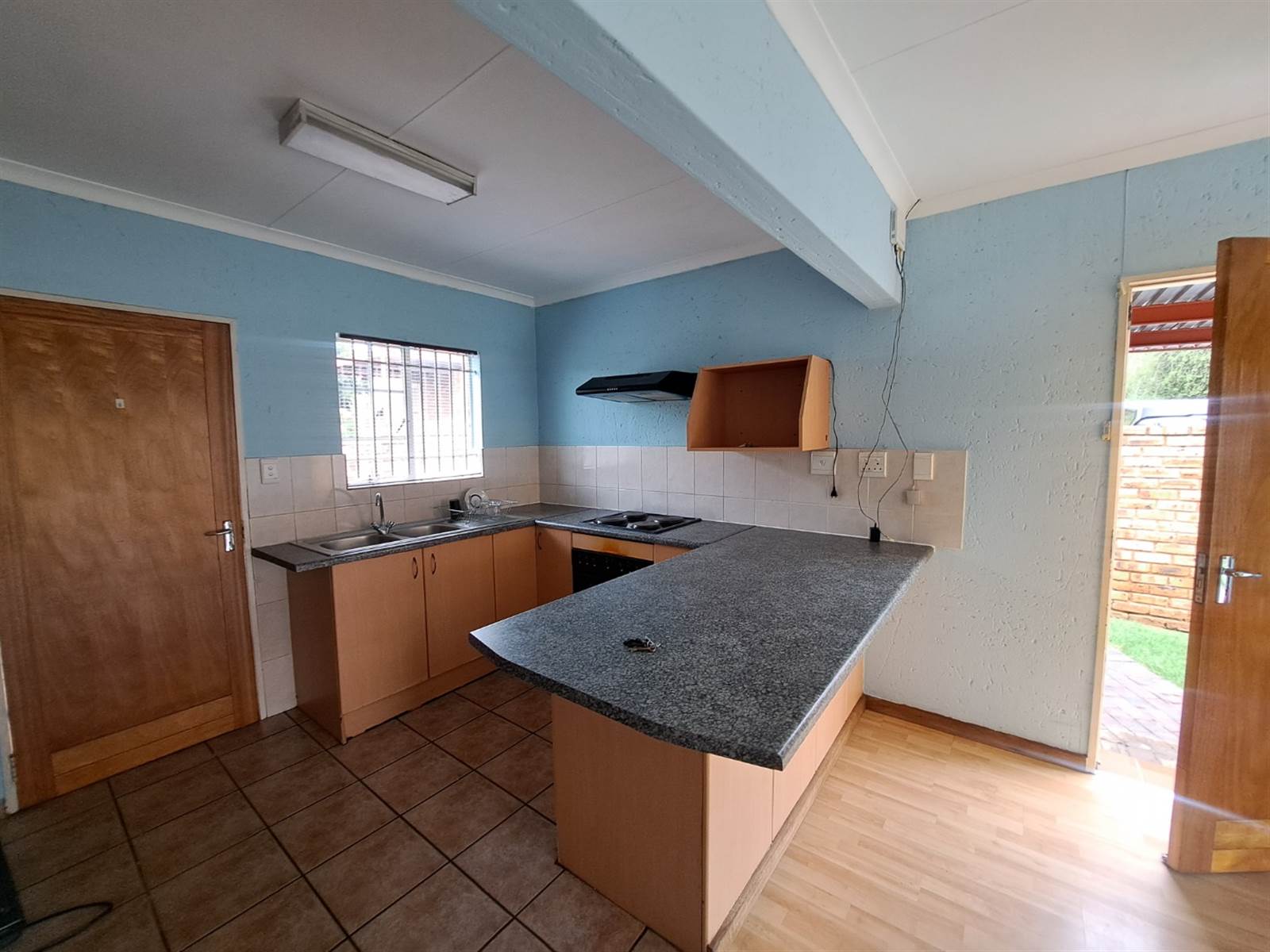2 Bed Townhouse in Wilgeheuwel photo number 3