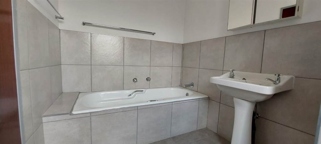 3 Bed Townhouse in Benoni Central photo number 17