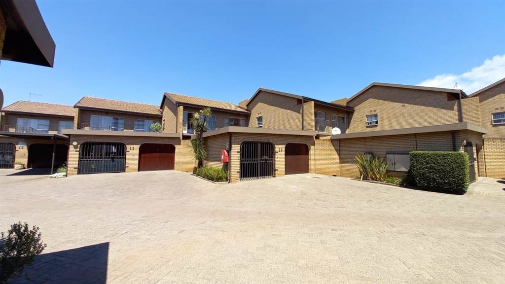 3 Bed Townhouse in Benoni Central photo number 1