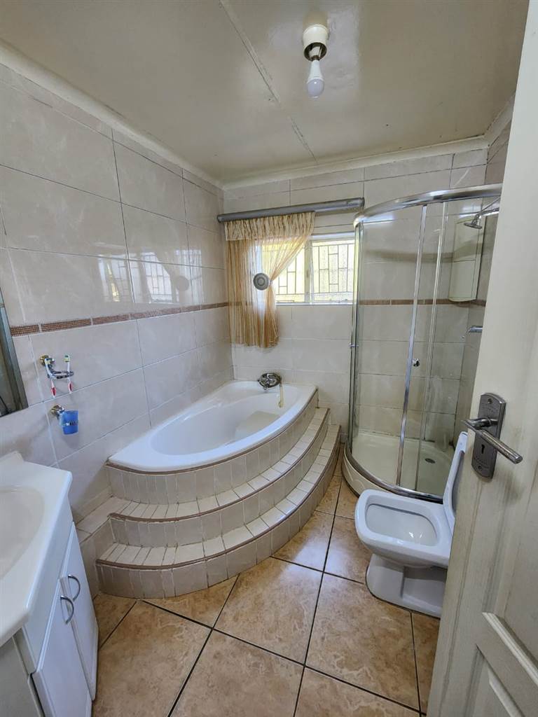 5 Bed House in Laudium photo number 16