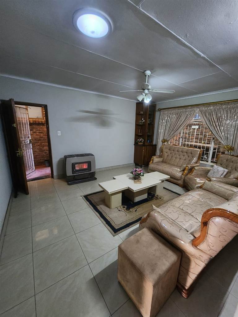 5 Bed House in Laudium photo number 8