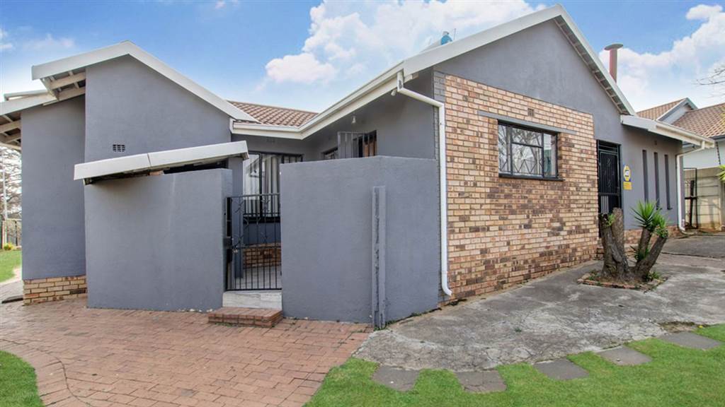 3 Bed House in Grobler Park photo number 6