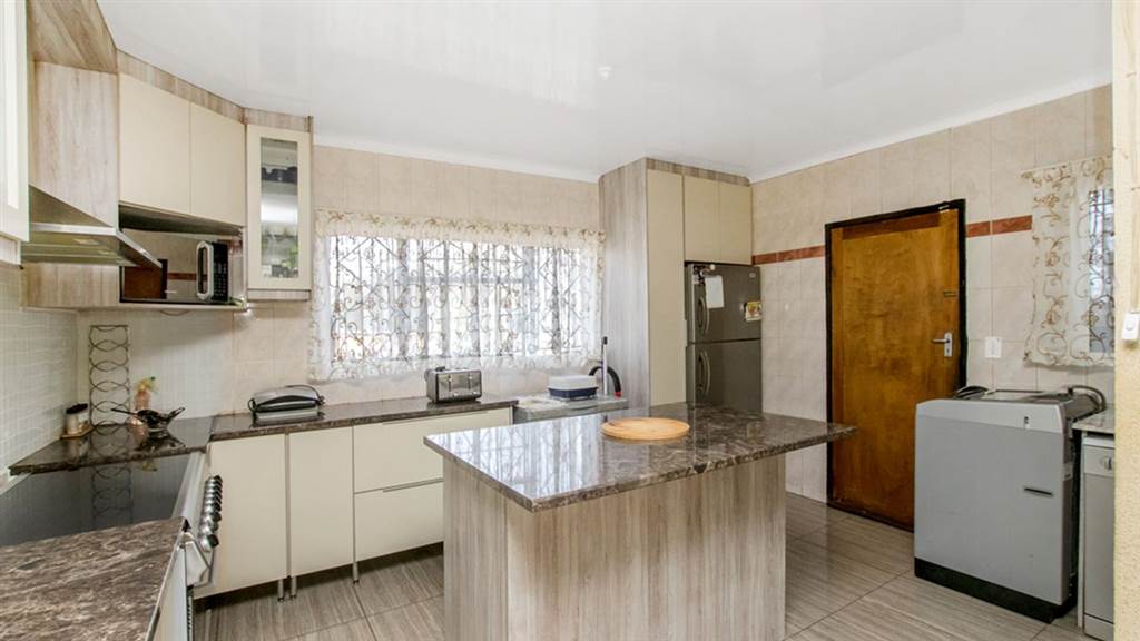 3 Bed House in Grobler Park photo number 10