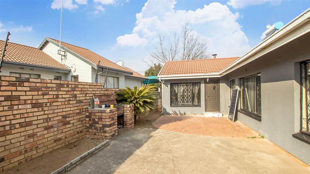 3 Bed House in Grobler Park photo number 23