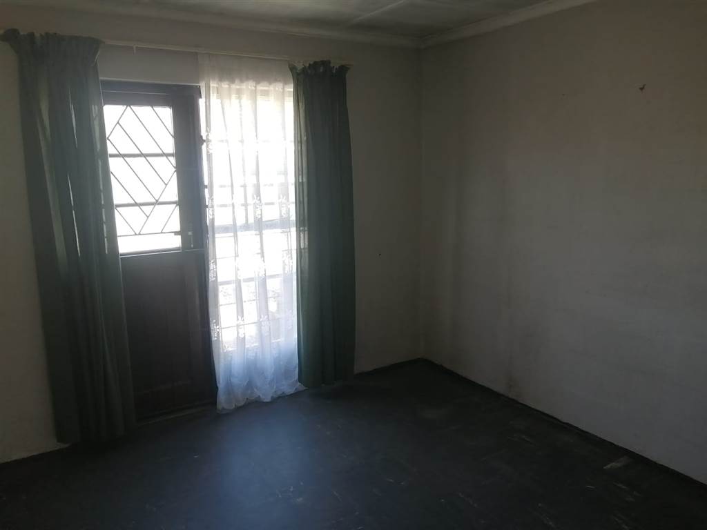 3 Bed House in Mitchells Plain Central photo number 7