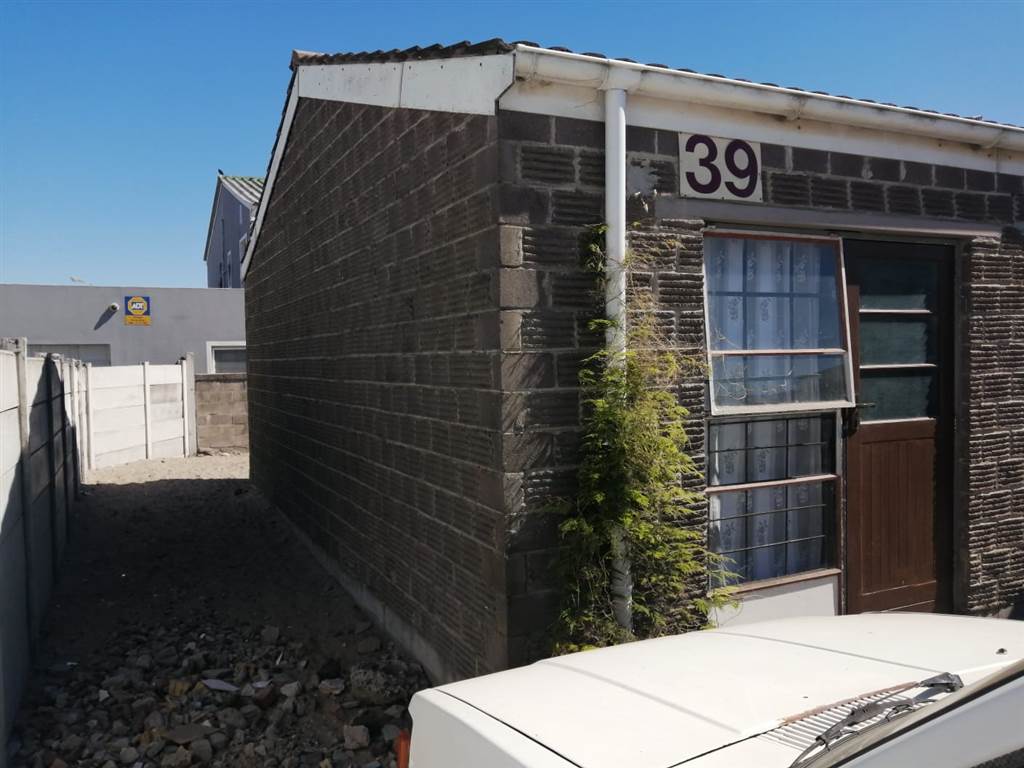3 Bed House in Mitchells Plain Central photo number 2