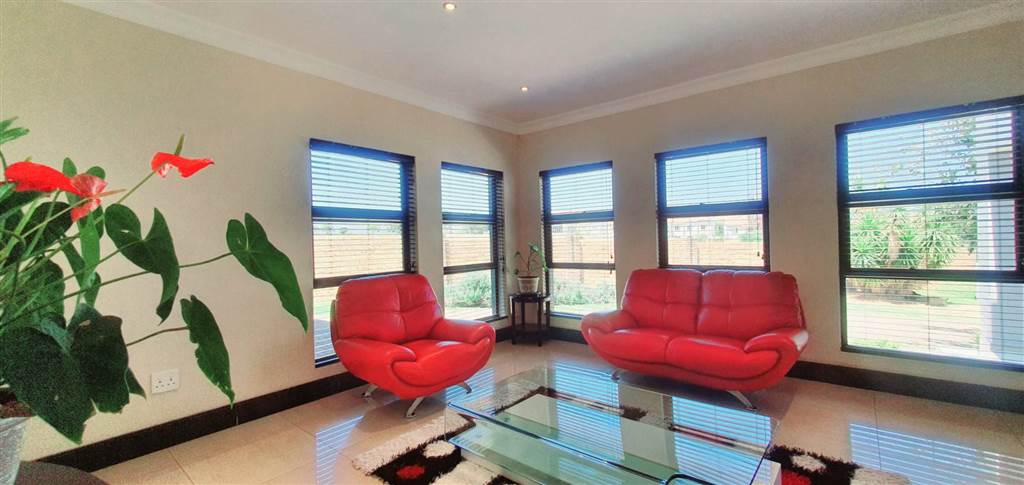 4 Bed House in Blue Valley Golf Estate photo number 20