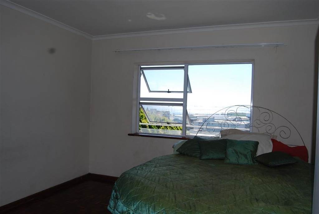 2 Bed Apartment in Port Elizabeth Central photo number 18