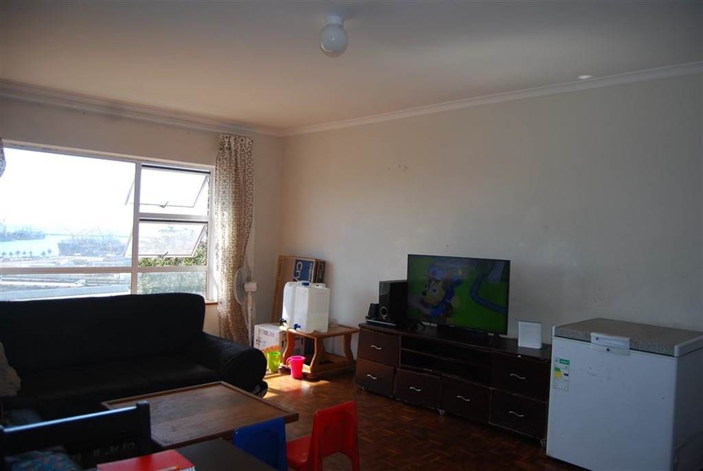 2 Bed Apartment in Port Elizabeth Central photo number 14