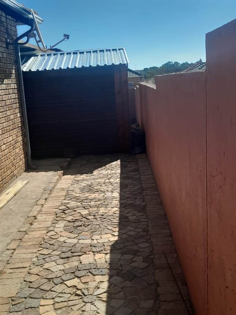 2 Bed House in Daveyton photo number 14