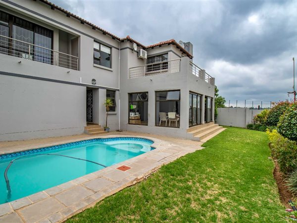 4 Bed Townhouse in Krugersdorp Central