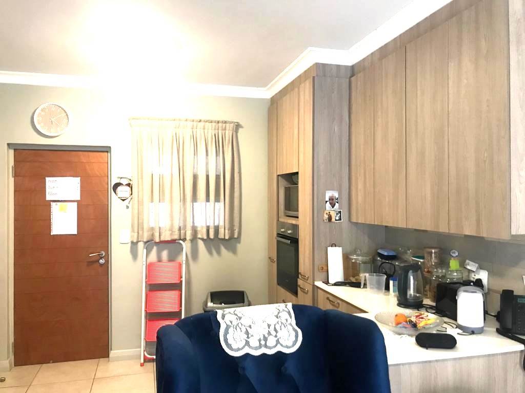 1 Bed Apartment in Waterkloof photo number 5