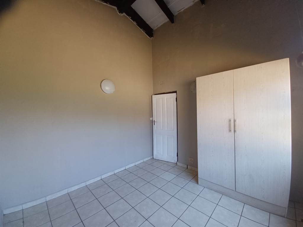 4 Bed House in Uvongo photo number 15