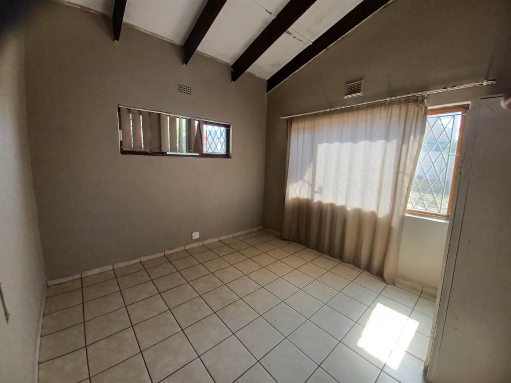 4 Bed House in Uvongo photo number 14