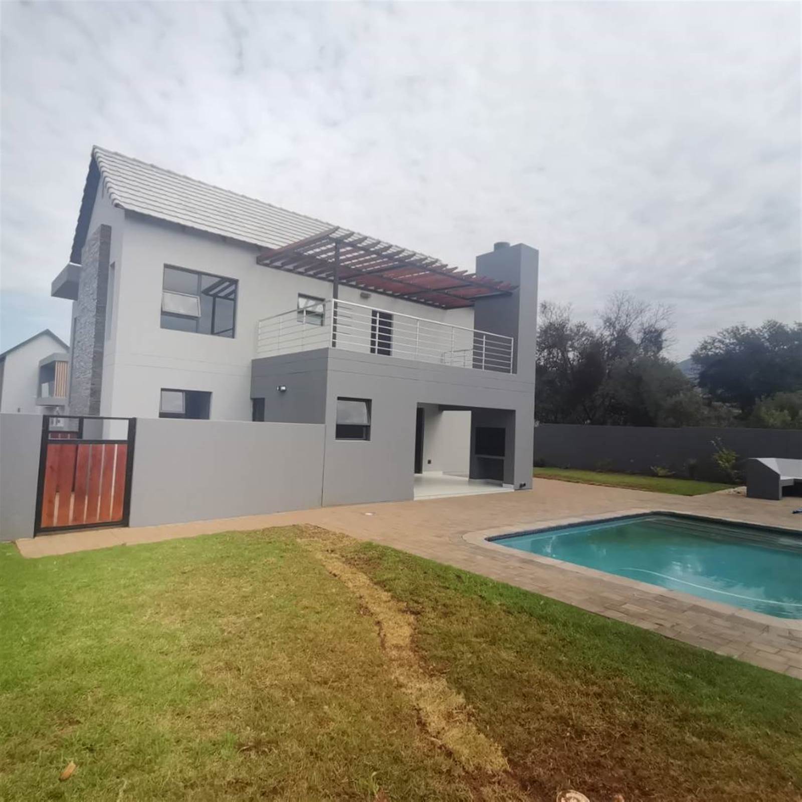 4 Bed House in Hartbeespoort Dam photo number 4