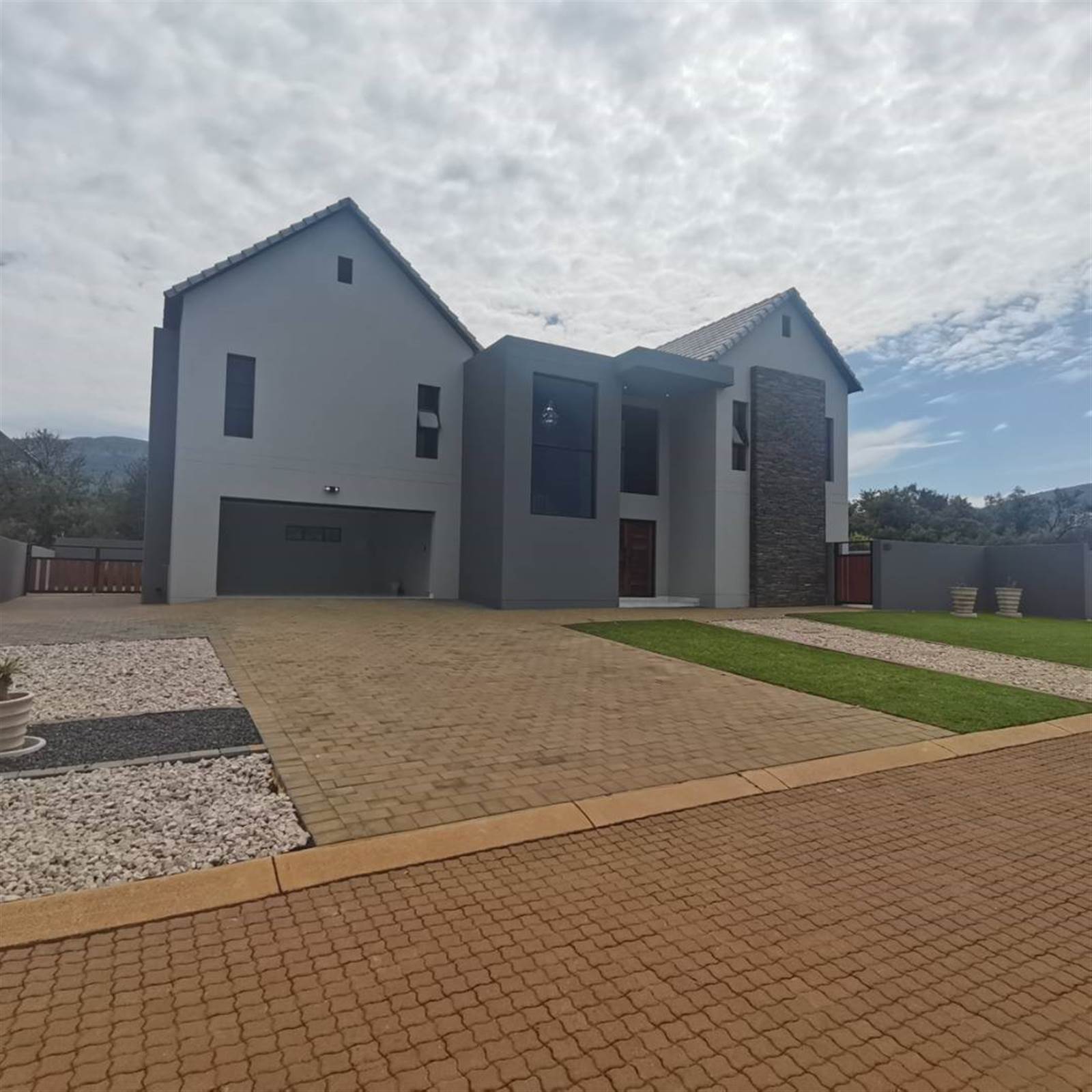 4 Bed House in Hartbeespoort Dam photo number 1