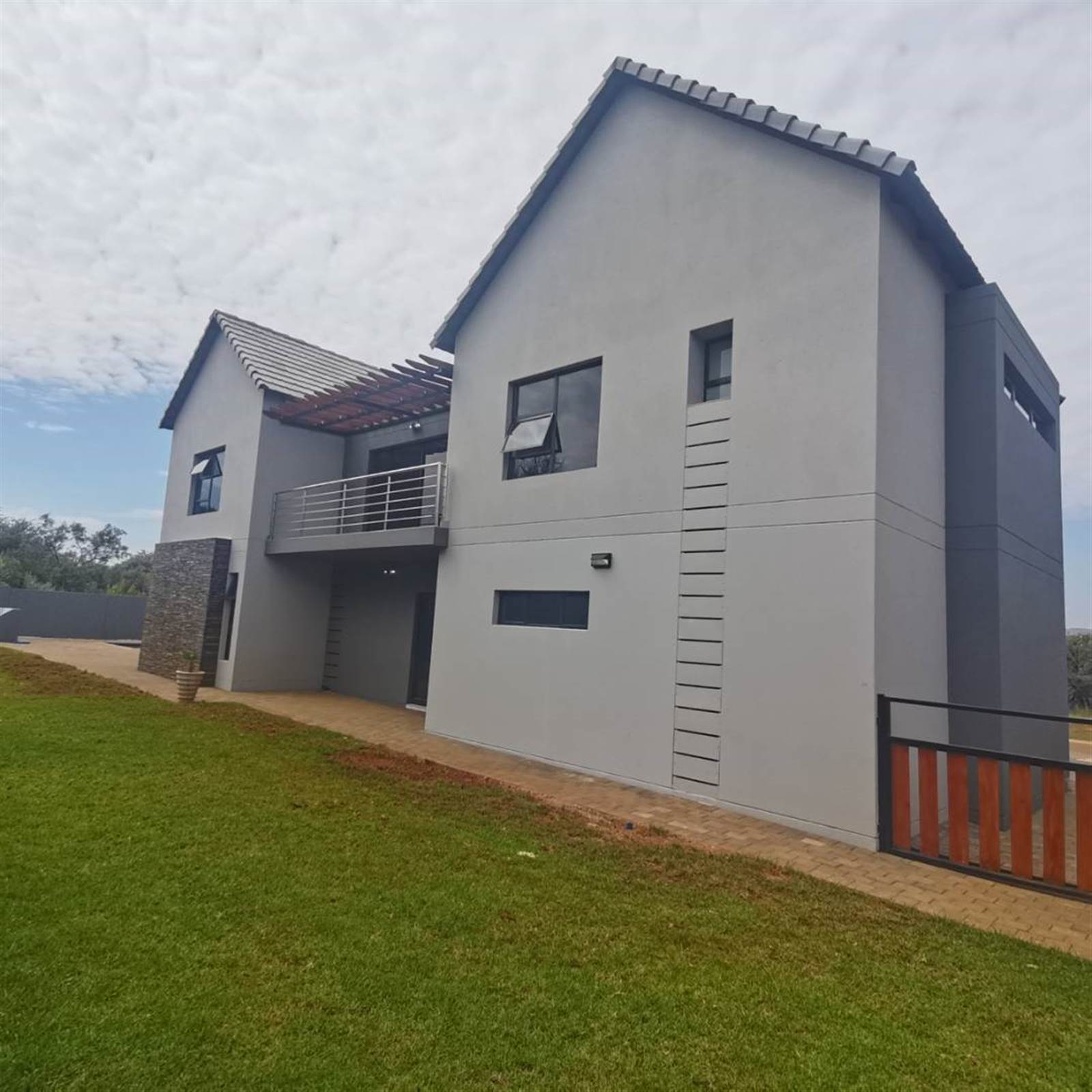 4 Bed House in Hartbeespoort Dam photo number 2