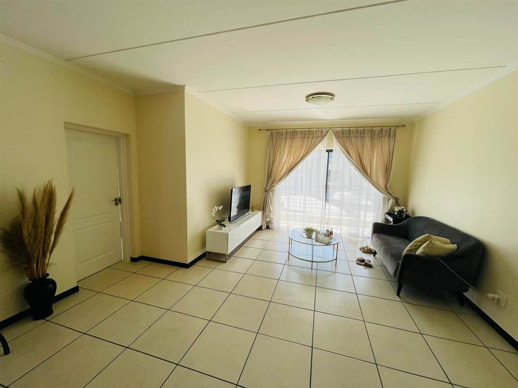 2 Bed Apartment in Fourways photo number 8