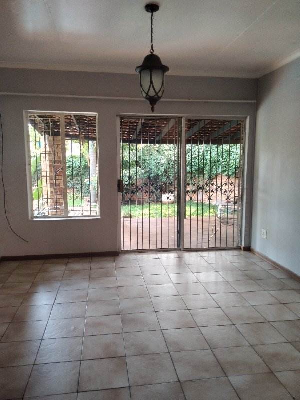 3 Bed House in Garsfontein photo number 9