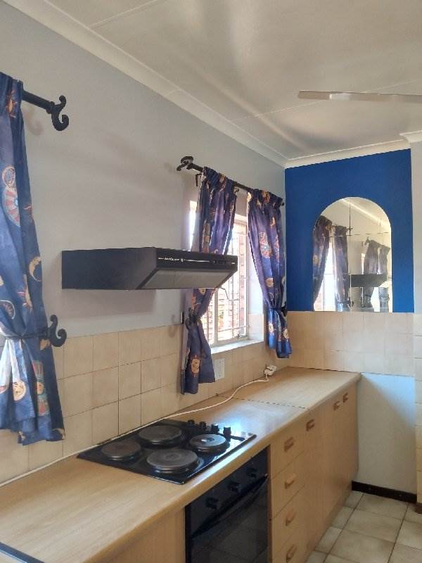 3 Bed House in Garsfontein photo number 11