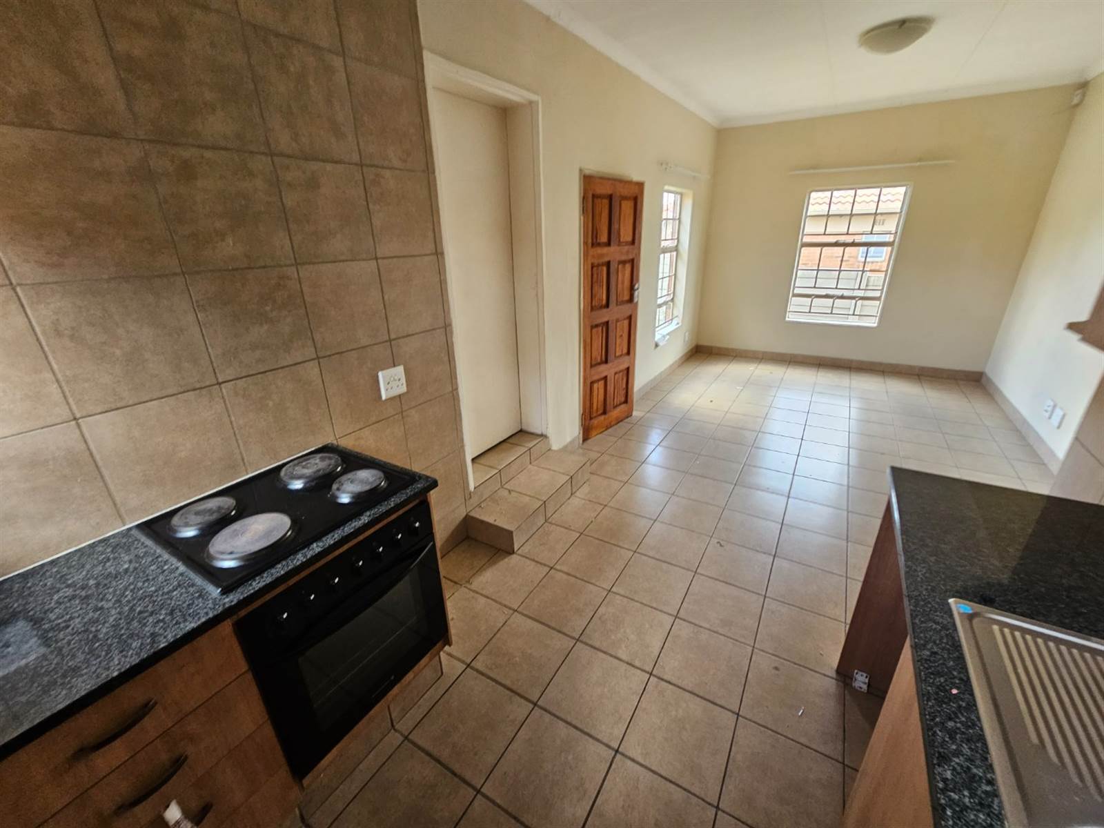 3 Bed Townhouse in Olievenhoutbosch photo number 6