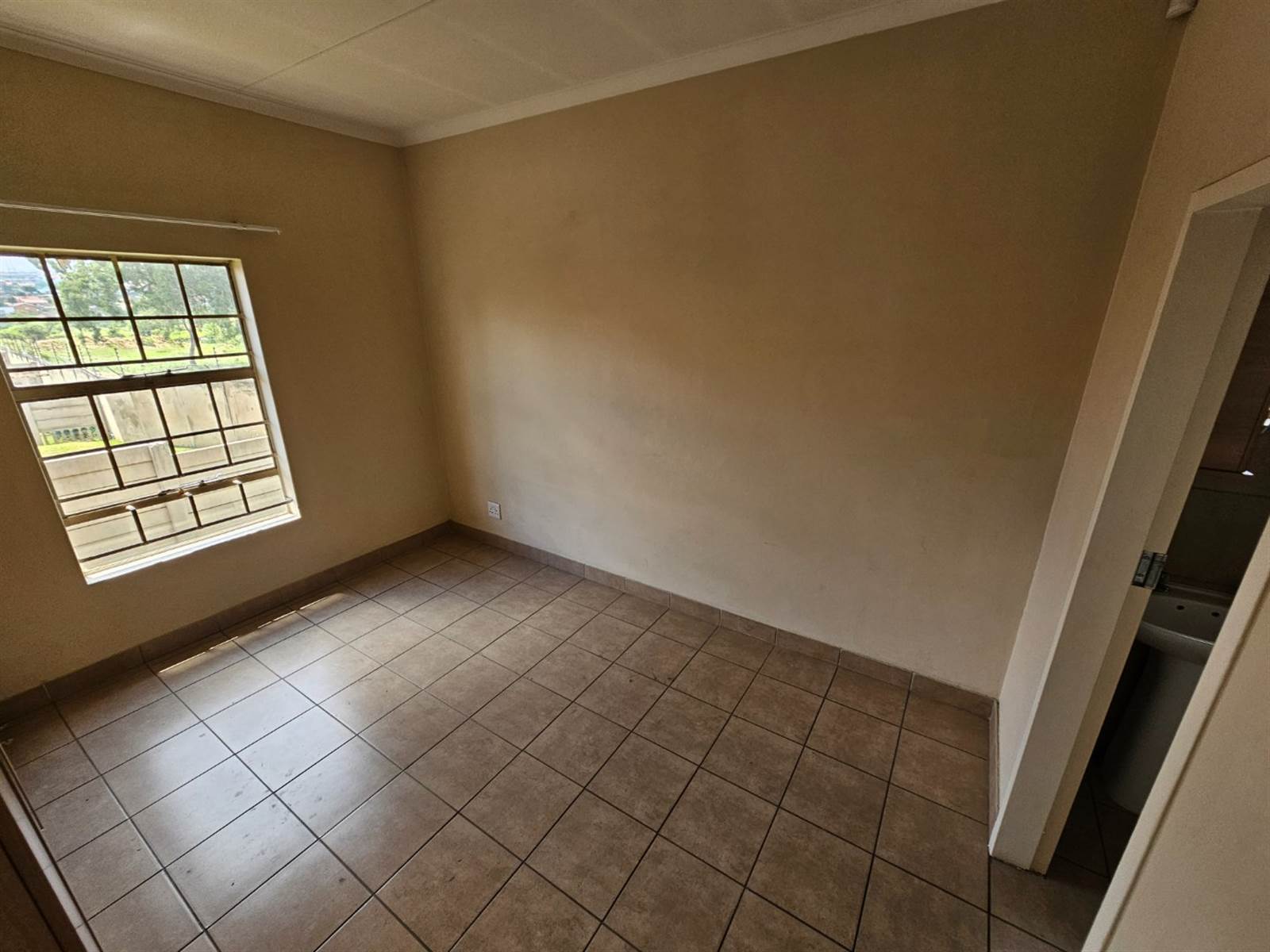 3 Bed Townhouse in Olievenhoutbosch photo number 11