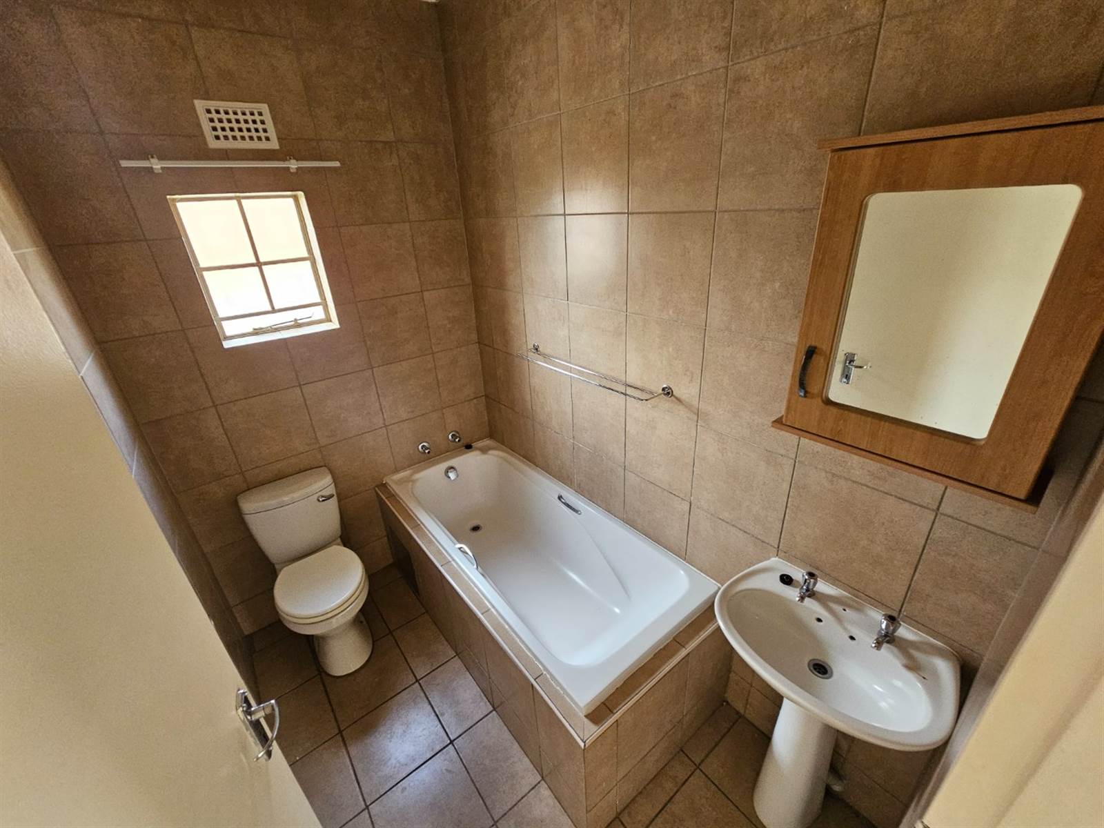 3 Bed Townhouse in Olievenhoutbosch photo number 8
