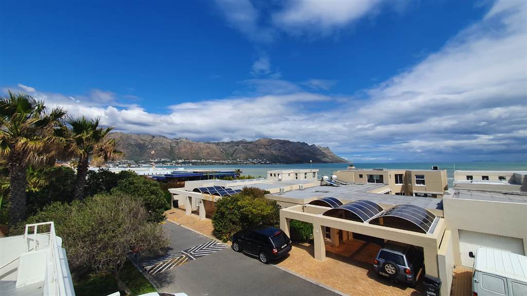 5 Bed House in Gordons Bay Central photo number 2