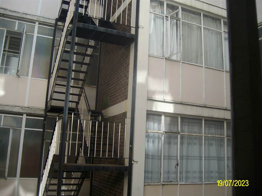 3 Bed Apartment in Berea photo number 11
