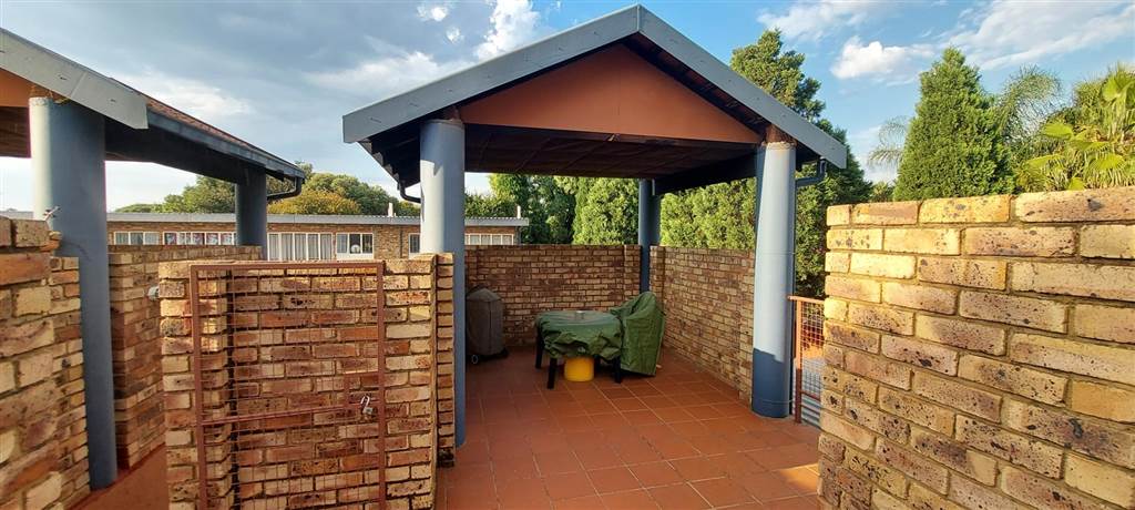2 Bed Townhouse in Rietfontein photo number 11