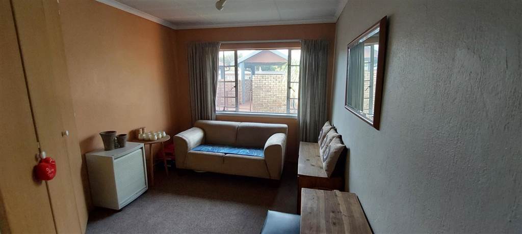 2 Bed Townhouse in Rietfontein photo number 9