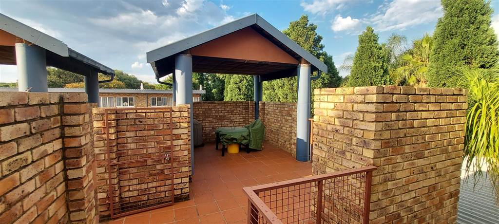 2 Bed Townhouse in Rietfontein photo number 12