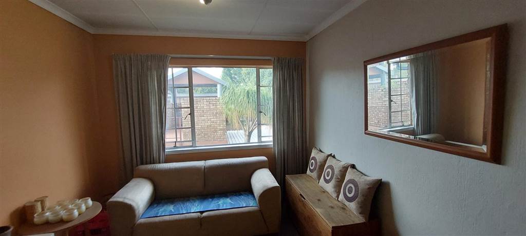 2 Bed Townhouse in Rietfontein photo number 21