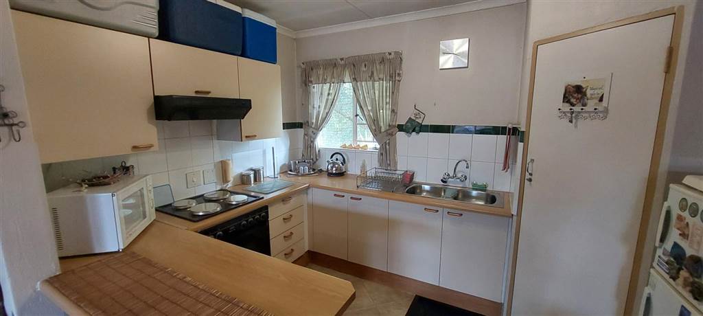 2 Bed Townhouse in Rietfontein photo number 17