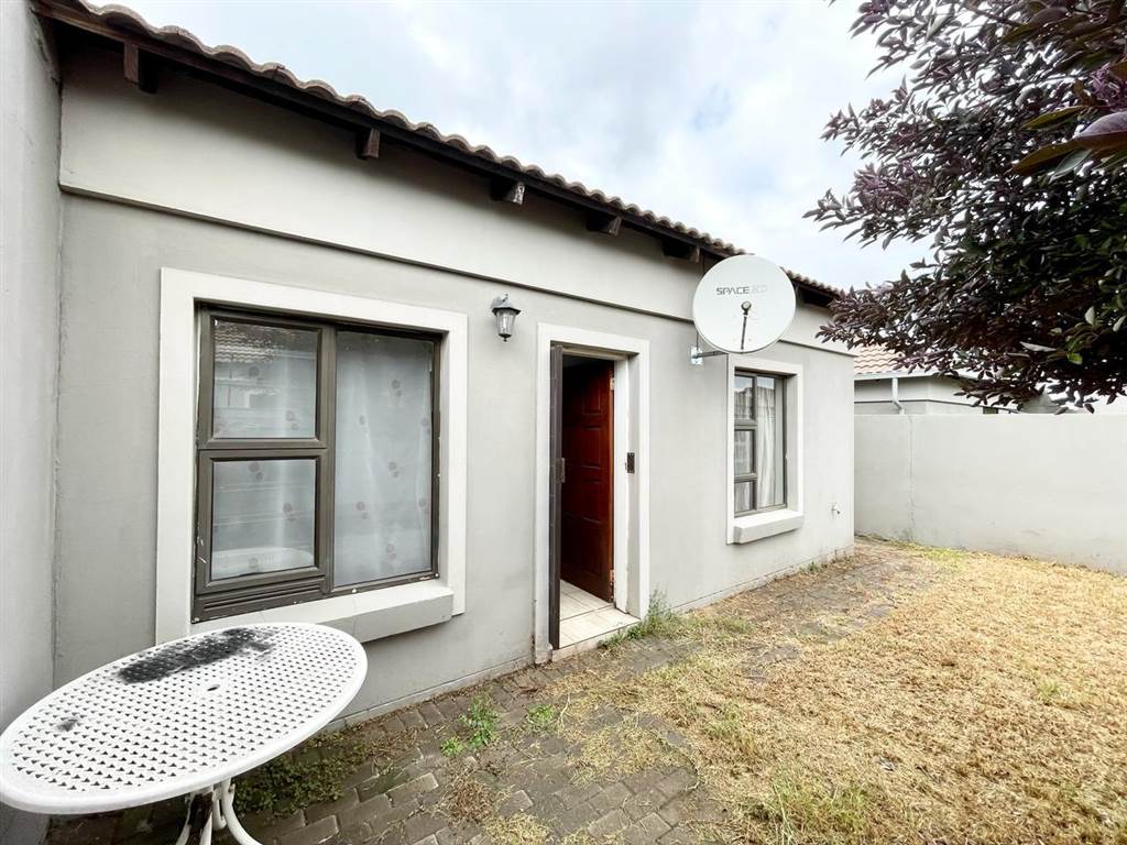 2 Bed Townhouse in Trichardt photo number 1