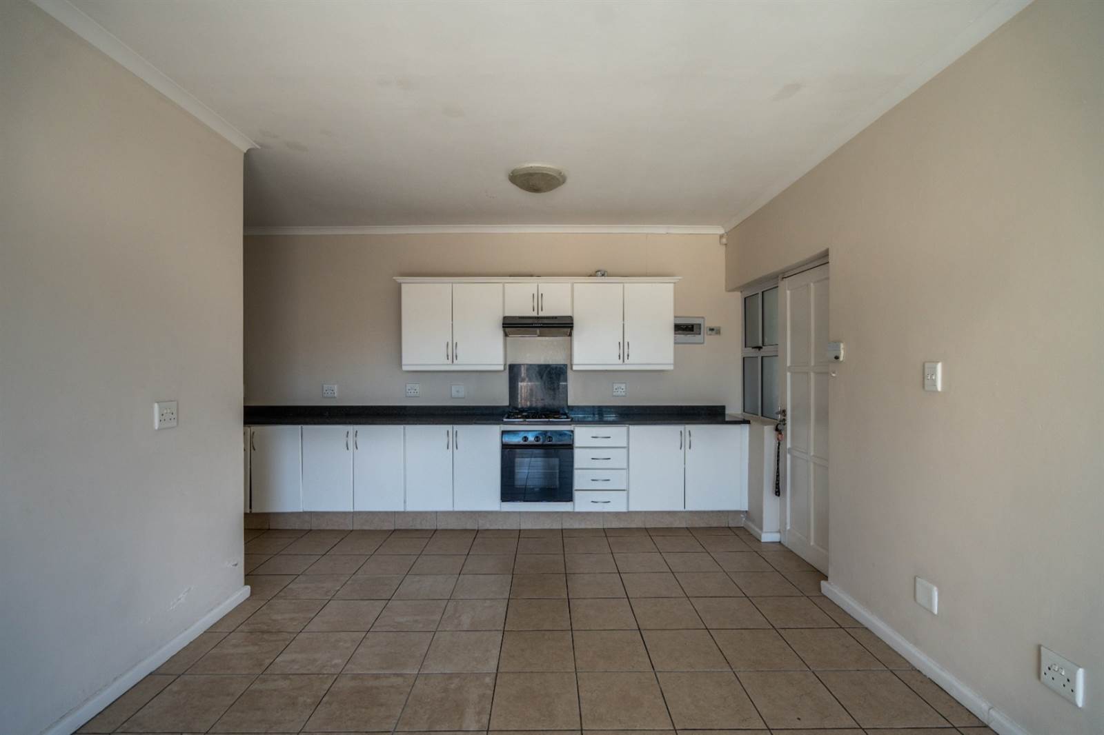 3 Bed Apartment in Grahamstown Central photo number 6