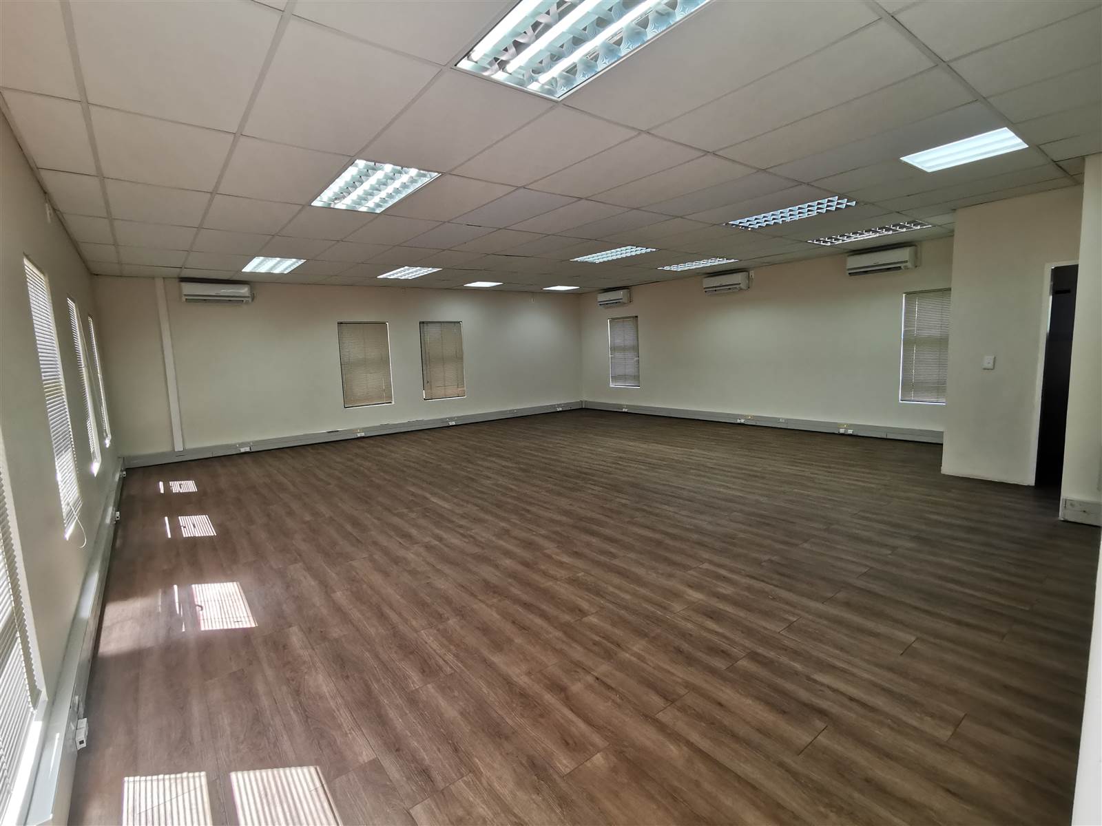84  m² Commercial space in Wilkoppies photo number 1