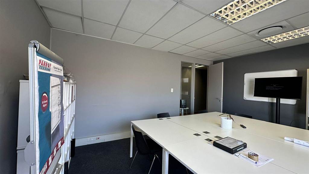 130  m² Commercial space in Route 21 Business Park photo number 12