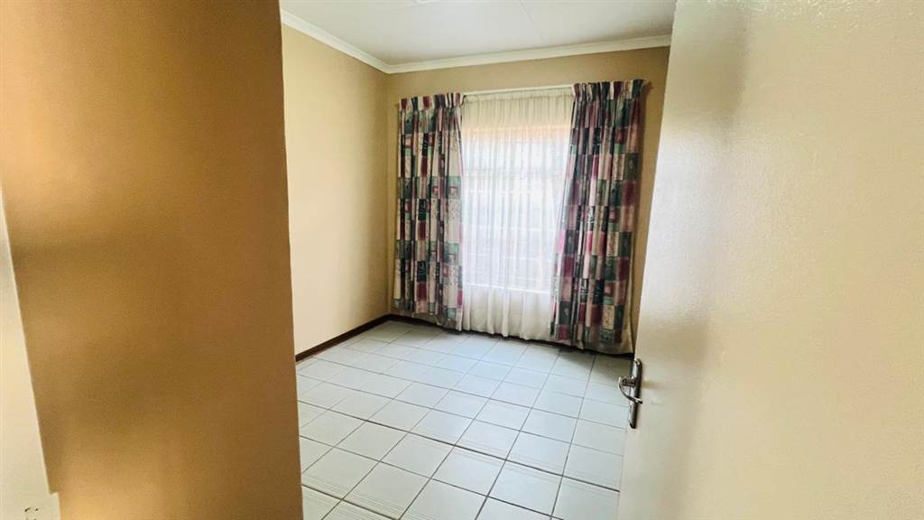 3 Bed Townhouse in Mokopane photo number 9