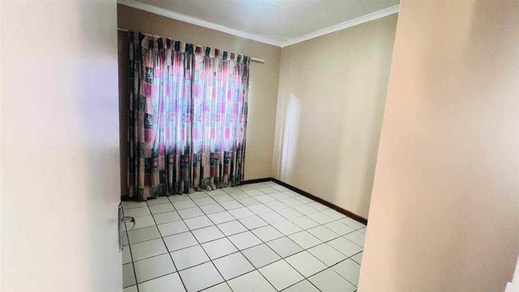3 Bed Townhouse in Mokopane photo number 7