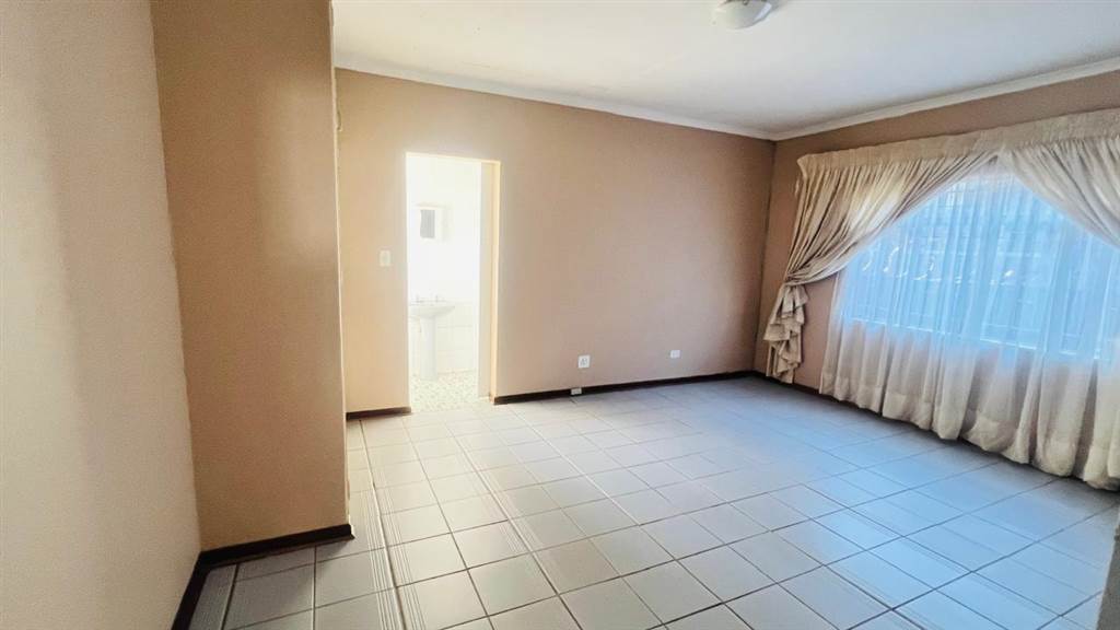 3 Bed Townhouse in Mokopane photo number 12