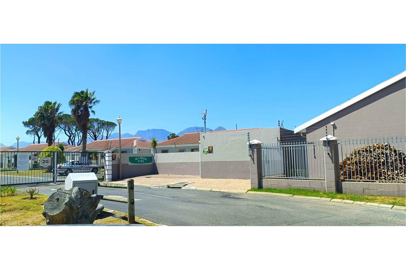 2 Bed Townhouse in Gordons Bay Central photo number 1