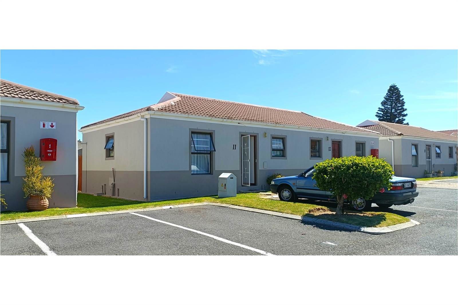 2 Bed Townhouse in Gordons Bay Central photo number 2